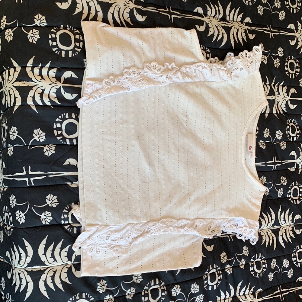 Flower patterned ruffled sleeveless shirt